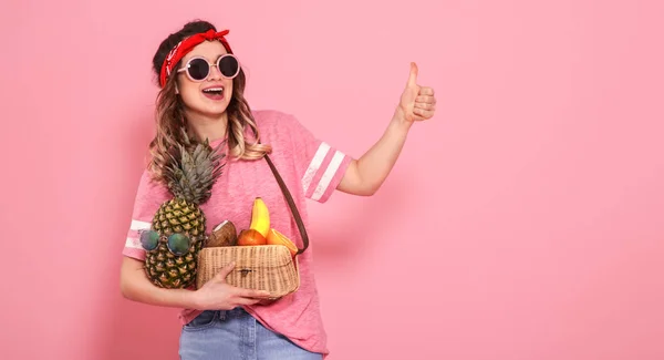 Портрет девушки со здоровой пищей, фруктами, на розовом фоне — стоковое фото