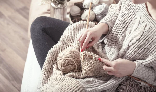 Ferri da maglia in legno vintage e filati nelle mani della donna — Foto Stock