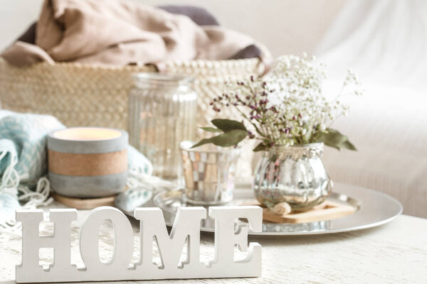 Домашние украшения в интерьере письма с надписью дома на деревянном фоне
