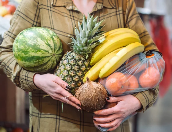 Organik sebze yakın çekim. Güzel genç kadın bir süpermarkette alışveriş ve taze organik sebze satın alma — Stok fotoğraf