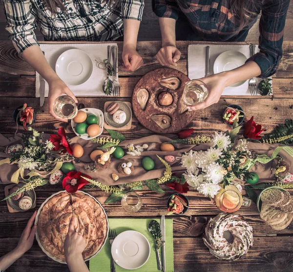 Início Celebração de amigos ou familiares na mesa festiva — Fotografia de Stock