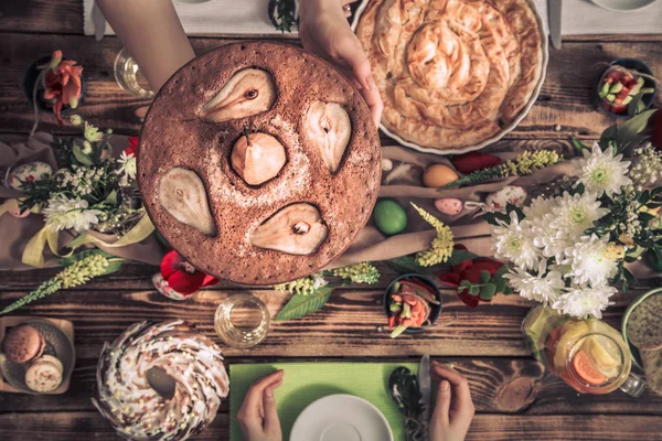 Início Celebração de amigos ou familiares na mesa festiva — Fotografia de Stock