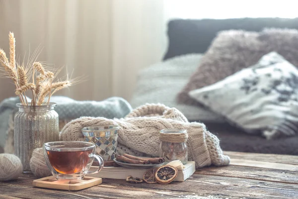 Bodegón detalles del interior del hogar en una mesa de madera con una taza de té —  Fotos de Stock