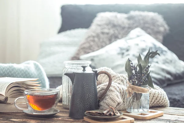 Bodegón detalles del interior del hogar en una mesa de madera con una taza de té — Foto de Stock