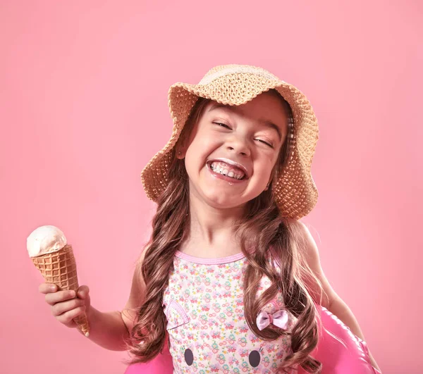 Retrato de uma menina alegre com sorvete em um fundo colorido — Fotografia de Stock