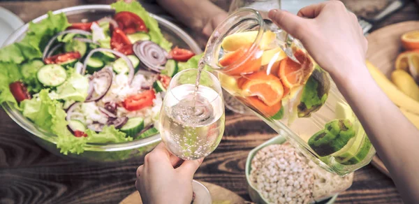 Lunch aan tafel, Schenk zomer drankjes — Stockfoto