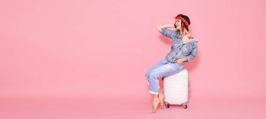 Güzel genç kız kot gömlek gülümseyen ve bavul üzerinde oturan su çıkartma dövme çiçekler sticker ile