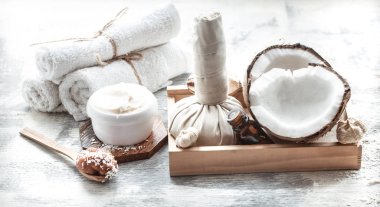 Spa natürmort taze hindistan cevizi ve vücut bakım ürünleri