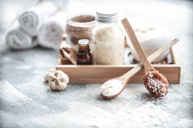 Spa natürmort taze hindistan cevizi ve vücut bakım ürünleri