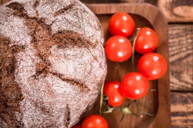 Taze koyu yuvarlak ekmek ahşap plaka yakın - up