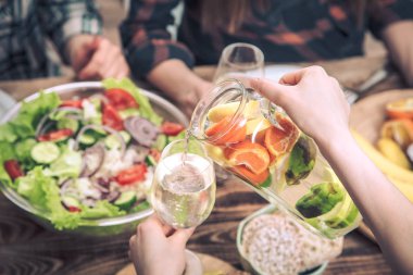 masada Öğle Yemeği, yaz içecekler dökün