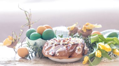 Paskalya pastası ve renkli yumurtalarla hala hayat
