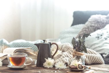 Ahşap bir masa üzerinde ev iç natürmort ayrıntıları bir fincan çay ile