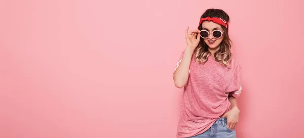 Портрет хипстерши в очках на розовом фоне — стоковое фото