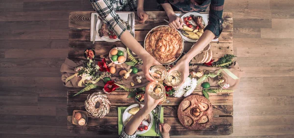 Férias amigos ou familiares na mesa festiva com carne de coelho, legumes, tortas, ovos, vista superior . — Fotografia de Stock