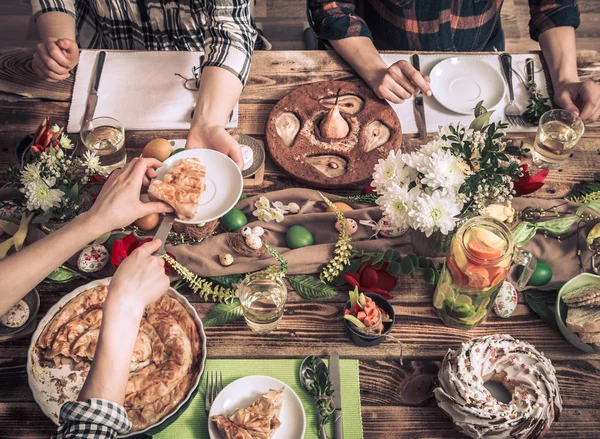Головна Святкування друзів або сім'ї за святковим столом — стокове фото
