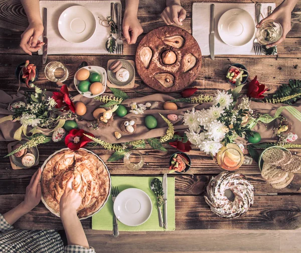 Início Celebração de amigos ou familiares na mesa festiva — Fotografia de Stock