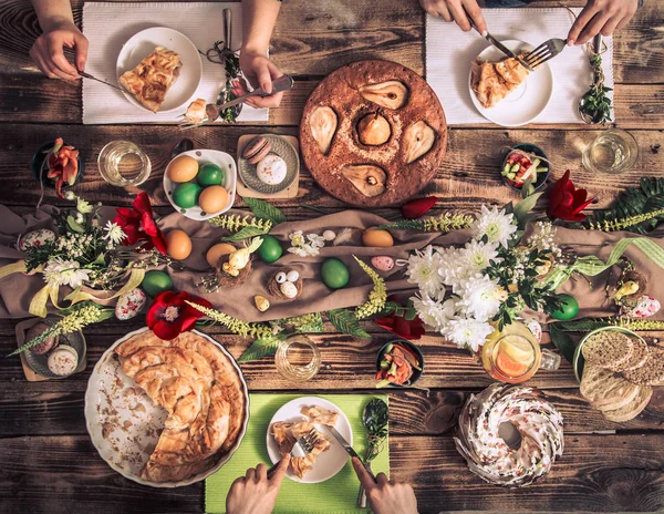 Apartamento-festa de amigos ou familiares na mesa festiva com carne de coelho, legumes, tortas, ovos, vista superior . — Fotografia de Stock