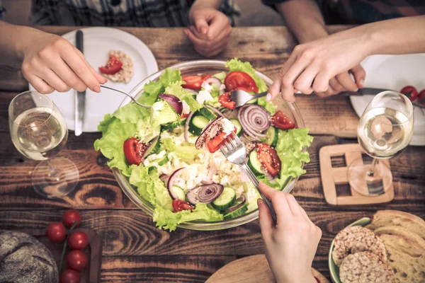 A desfrutar do jantar com amigos. Visão superior do grupo de pessoas jantando juntas — Fotografia de Stock