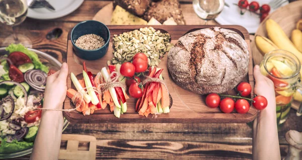 Genieten van een diner met vrienden. Bovenaanzicht van de groep mensen die samen eten — Stockfoto