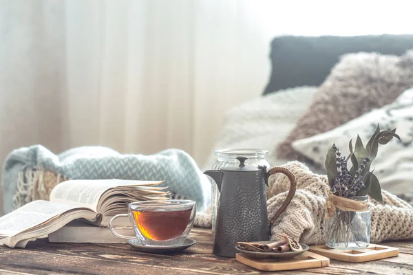 Nature morte détails de l'intérieur de la maison sur une table en bois avec une tasse de thé — Photo