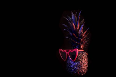 Gözlüklü siyah arka plan üzerine siyah ananas