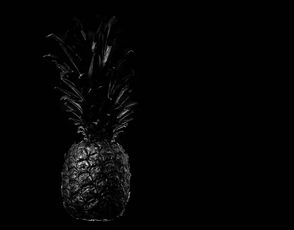 Černé ananas na černém pozadí studiové fotografie lahodných potravin — Stock fotografie