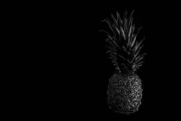 Ananas czarne na czarnym tle studio fotografii pyszne środków spożywczych — Zdjęcie stockowe