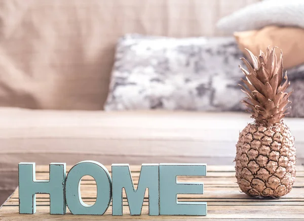 Домашній інтер'єр з ананасом на столі — стокове фото