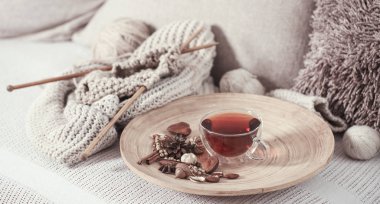 Vintage örgü iğne ve iplik ile bir fincan çay