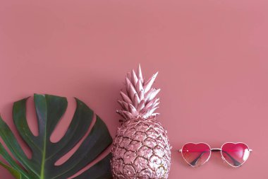 Ananas tropikal yaprak ve gözlük renkli bir arka plan ile. Yaz tropikal kavramı