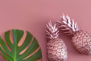 Moda yaz meyve düzen renkli bir arka plan üzerinde renkli. Yaz modası .