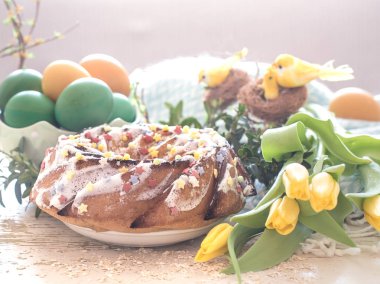 Paskalya pastası ve renkli yumurtalarla hala hayat