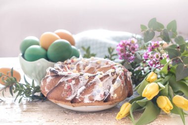 Paskalya pastası ve renkli yumurtalarla hala hayat
