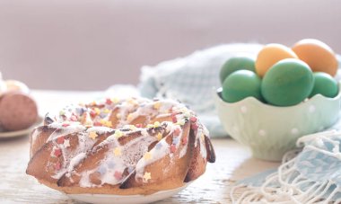 Paskalya tatlı kek ve yumurta ile kompozisyon