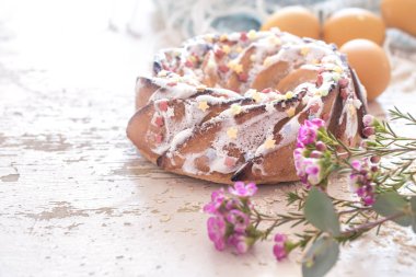 Paskalya tatlı kek ve yumurta ile kompozisyon