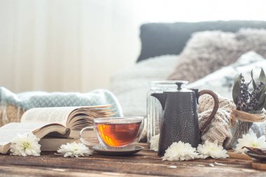 Ahşap bir masa üzerinde ev iç natürmort ayrıntıları bir fincan çay ile