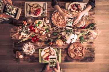 Grup arkadaş almak önce cep telefonunuzla resim yemek yerim. Üstten Görünüm.