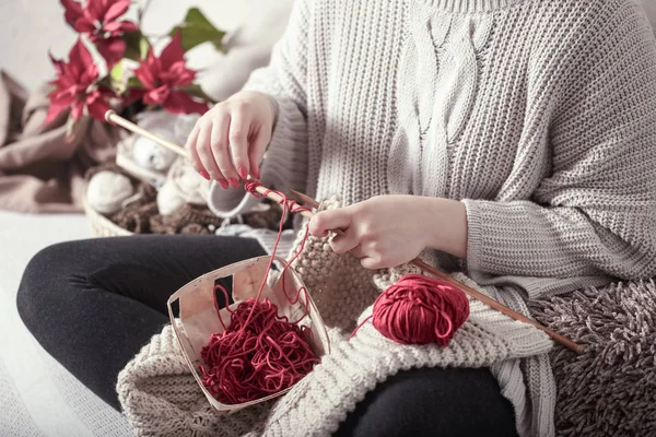 Frau strickt Stricknadeln auf der Couch — Stockfoto