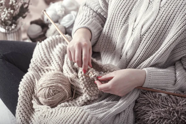 빈티지 나무 뜨개질 바늘과 여자의 손에서 사 — 스톡 사진