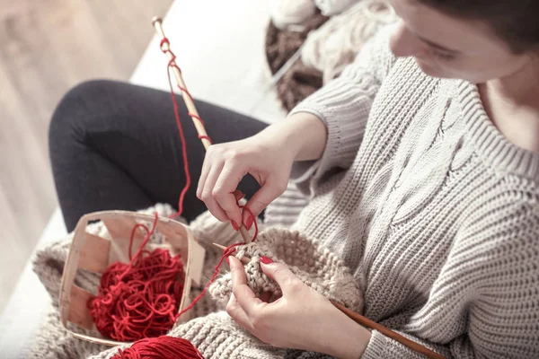 Tricot femme aiguilles à tricoter sur le canapé — Photo