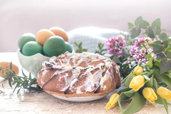 Paskalya pastası ve renkli yumurtalarla hala hayat