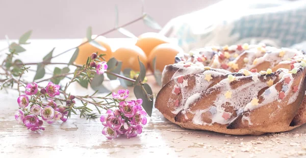 Paskalya tatlı kek ve yumurta ile kompozisyon