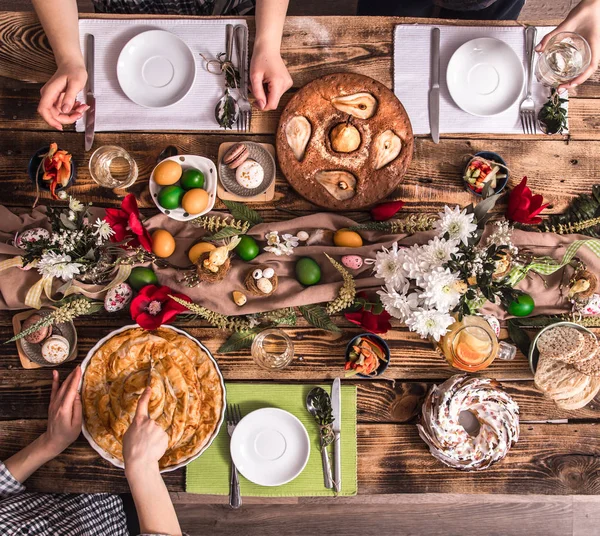 Início Celebração de amigos ou familiares na mesa festiva — Fotografia de Stock