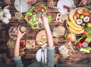 Arkadaşlarınızla akşam yemeği zevk. Grup birlikte yemeğe insan Üstten Görünüm