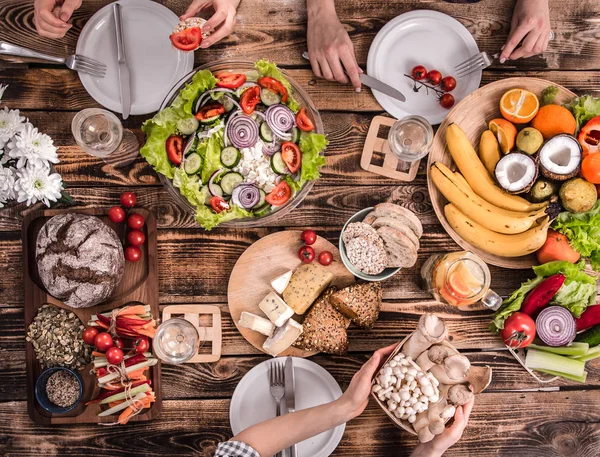 Abendessen mit Freunden. Draufsicht auf die Gruppe von Menschen beim gemeinsamen Abendessen — Stockfoto