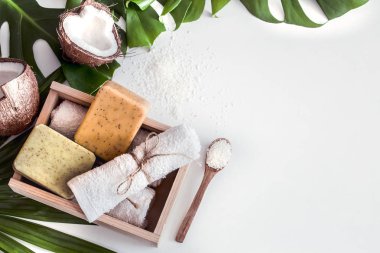 Beyaz arka planda tropikal yaprakları ile Spa kompozisyonu