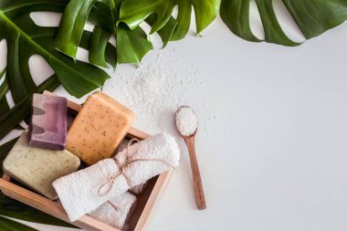 Beyaz arka planda tropikal yaprakları ile Spa kompozisyonu