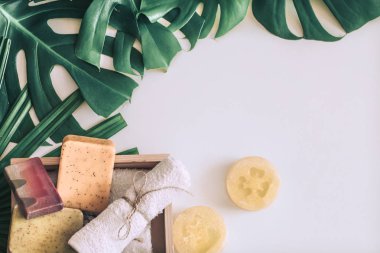 Beyaz arka planda tropikal yaprakları ile Spa kompozisyonu