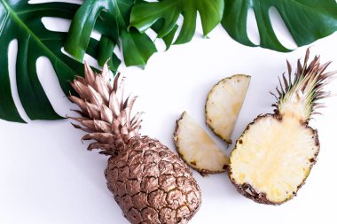 Beyaz arka planda tropikal yaprakları ile ananas